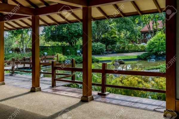 Teras dengan gazebo tradisional Jepang dan taman air